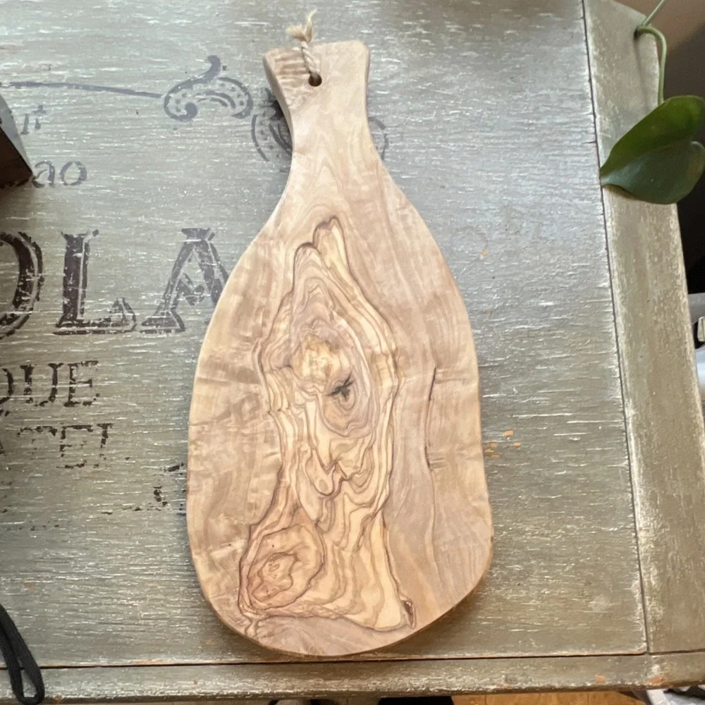 Medium Irregular Wood Cutting Board, Natural Grain, Hanging Hole, 30x18cm